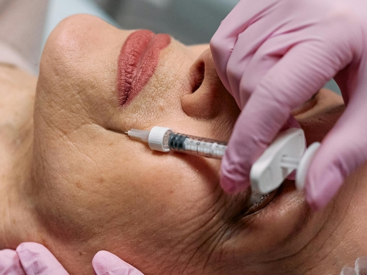 Profissional aplicando botox no rosto de paciente com bruxismo na Ollige Clinic, Avenida Paulista