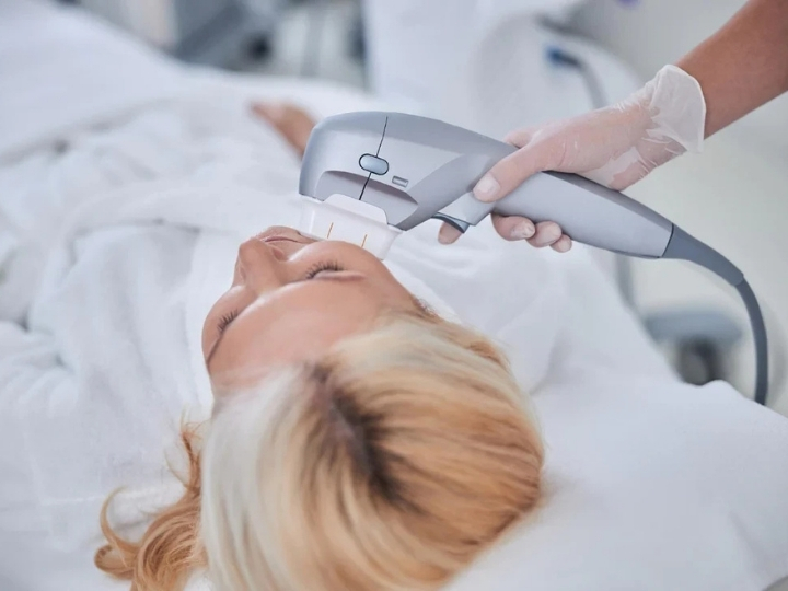Aplicação do hipro facial com ultrassom em paciente na Ollige Clinic