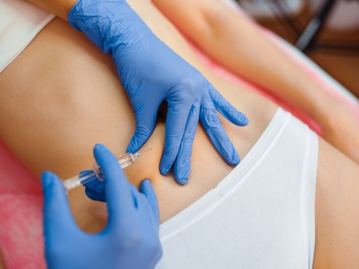 Profissional aplicando técnica de harmonização corporal em paciente na Ollige Clinic na Avenida Paulista
