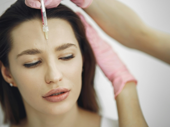 Profissional aplicando tratamento de harmonização facial em paciente na Avenida Paulista com técnicas avançadas para realce dos traços e rejuvenescimento