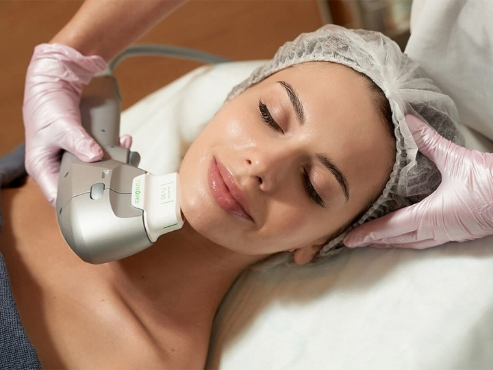 Profissional aplicando tratamento de Hipro Facial em paciente na Ollige Clinic, Avenida Paulista, com tecnologia avançada para rejuvenescimento da pele